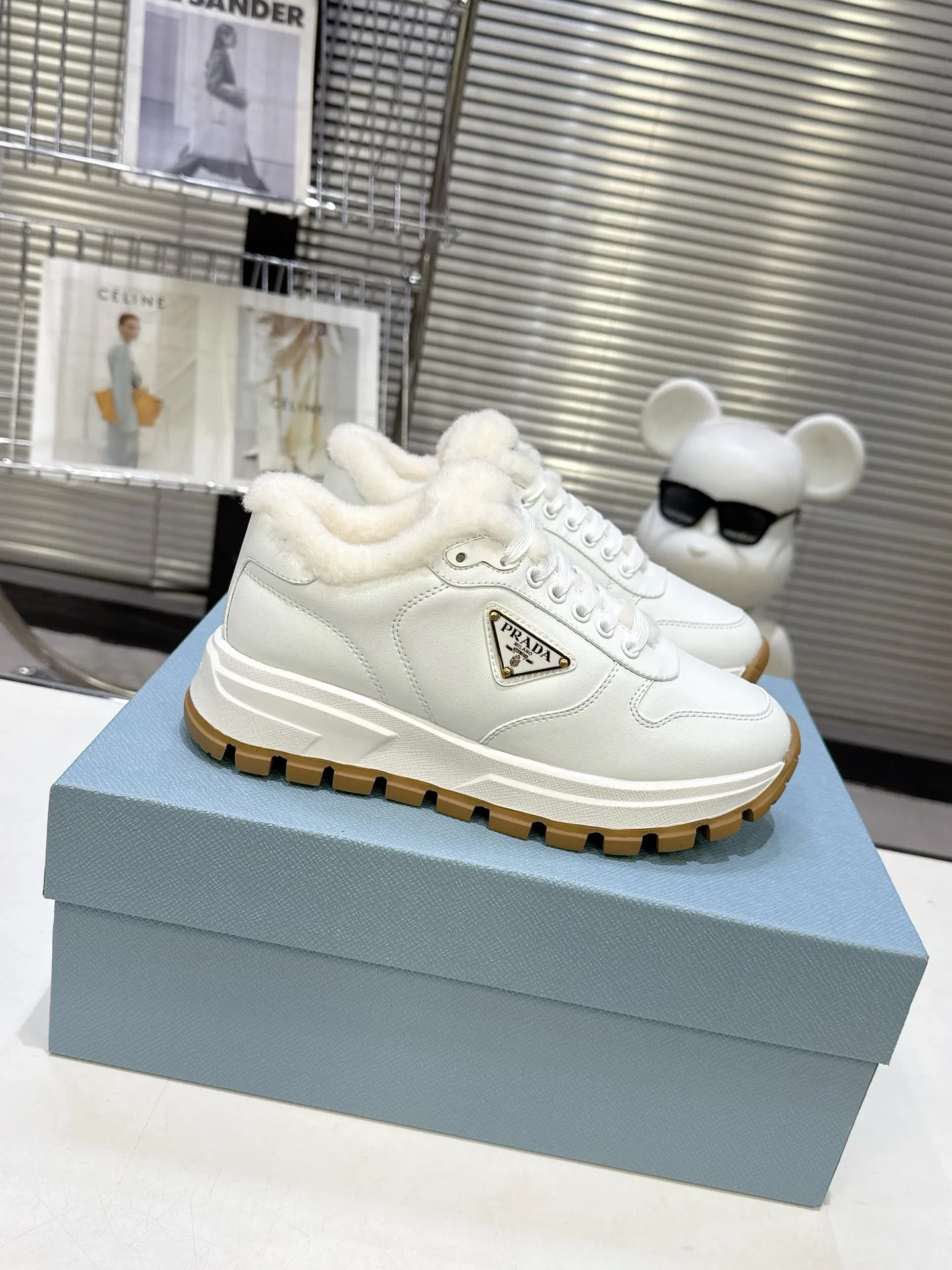 【PRADA】P: 660💰Couple style▪️Size: Women’s 35-40⚛Size: Men’s 39-44(45 customized) 2025 𝐬𝐬Prada’s new product, coming with strength! ❣️Many Internet celebrities have the same style, fashionable and versatile nice items, original shoes are developed and purchased from Italian counters, and are reproduced 1:1 according to the original taste. This year’s theme is not to be defined, embodying texture through simplicity💛From thick-soled sneakers to zigzag short boots to 2025 flat shoes, everything reveals a sure-fire momentum... It combines gentleness and handsomeness, the finishing touch for women❤️ Wear-resistant and ultra-light two-color outsole.